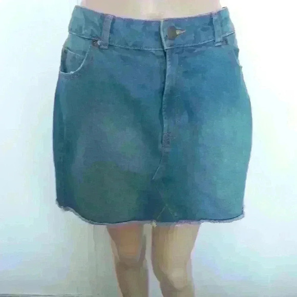 Bluenotes mini light wash 4 pocket frayed hem Demin skirt M - Picture 2 of 5
